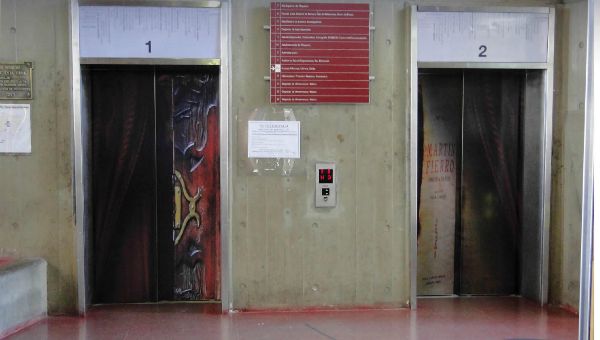Ploteo y colocación de vinilos autoadhesivos osbre puertas de ascensores